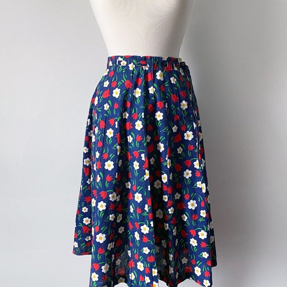 Vintage 70s Flared Midi Wrap Skirt with Sweet Floral Pattern Size S - Picture 5 of 7